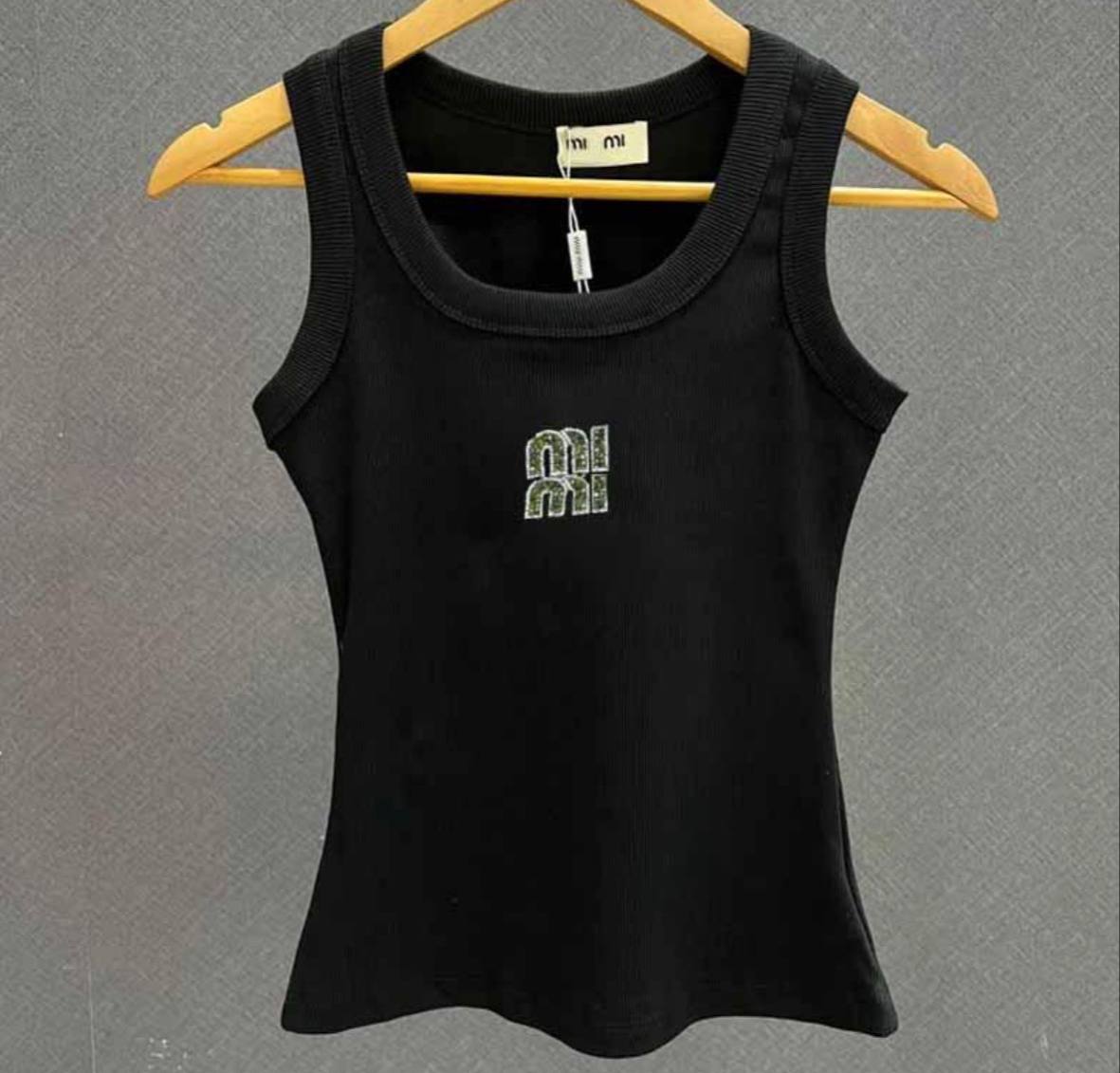 MIU M, camiseta básica con letras de brillos, varios ✨