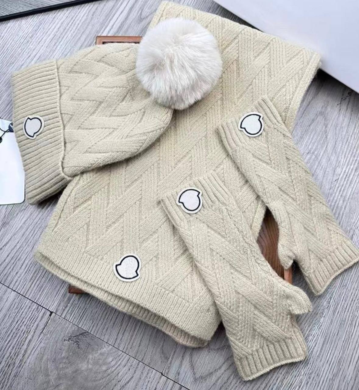 Conjunto de gorro + bufanda + guantes Mxncler, varios colores ✨