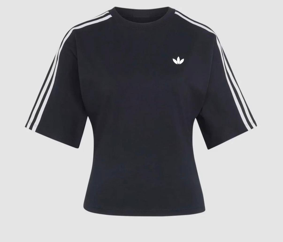 Camiseta Adidxs, también en blanco y burdeos ✨