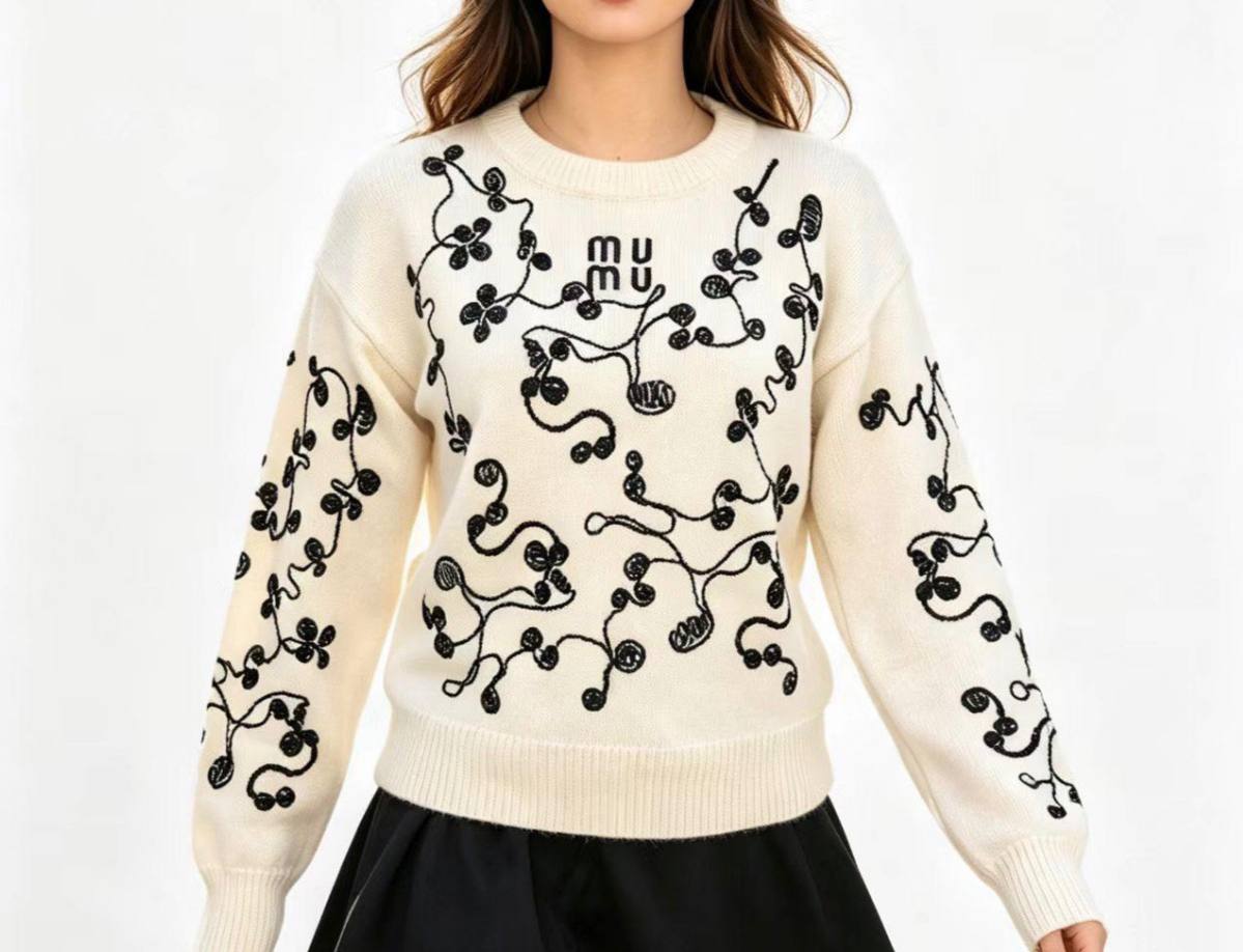 Jersey MIU M bordado, también en negro ✨