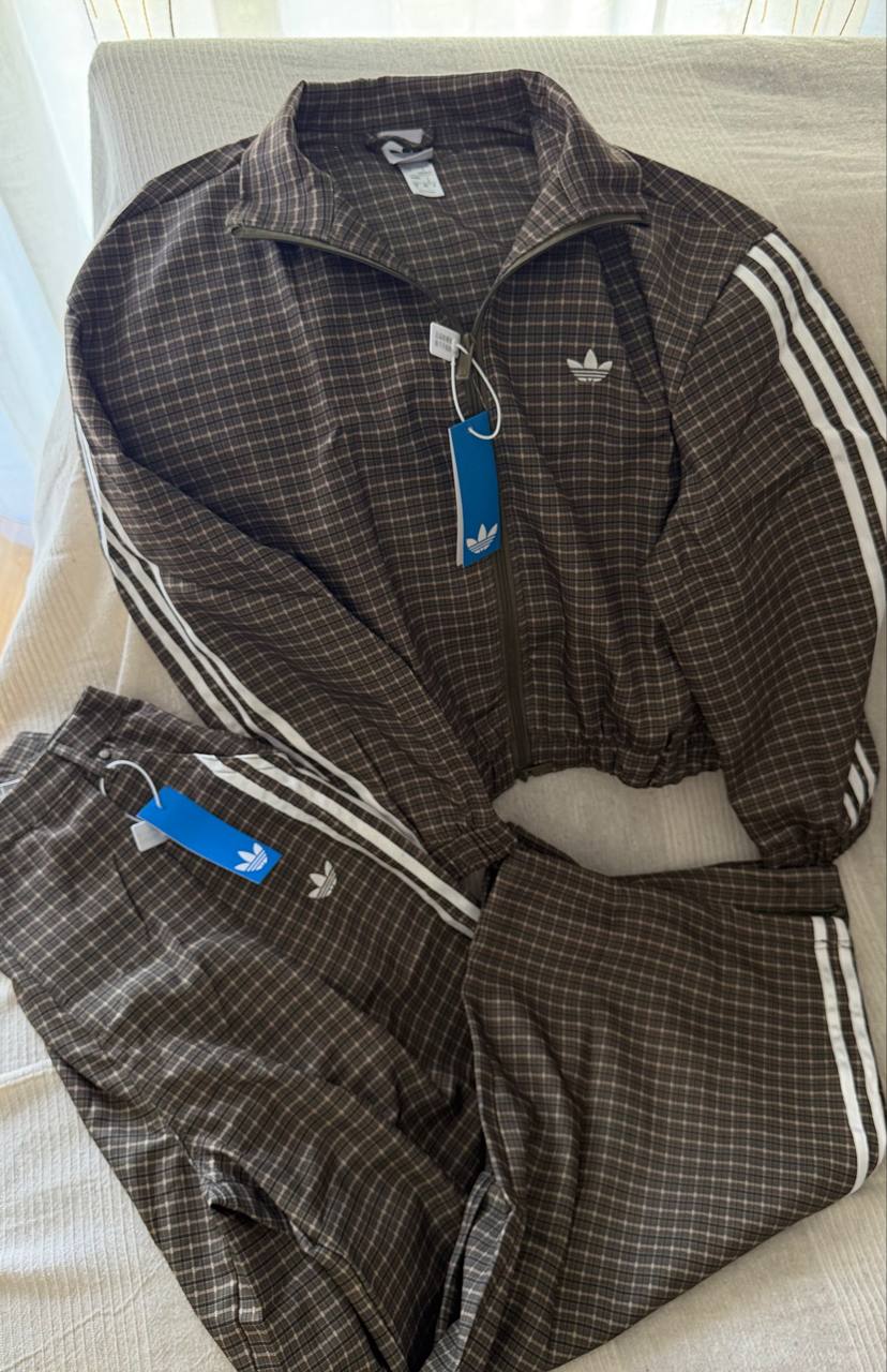 Me ha llegado este Conjunto Adidxs, también en beig y negro, se agota rápido ‼ ✨